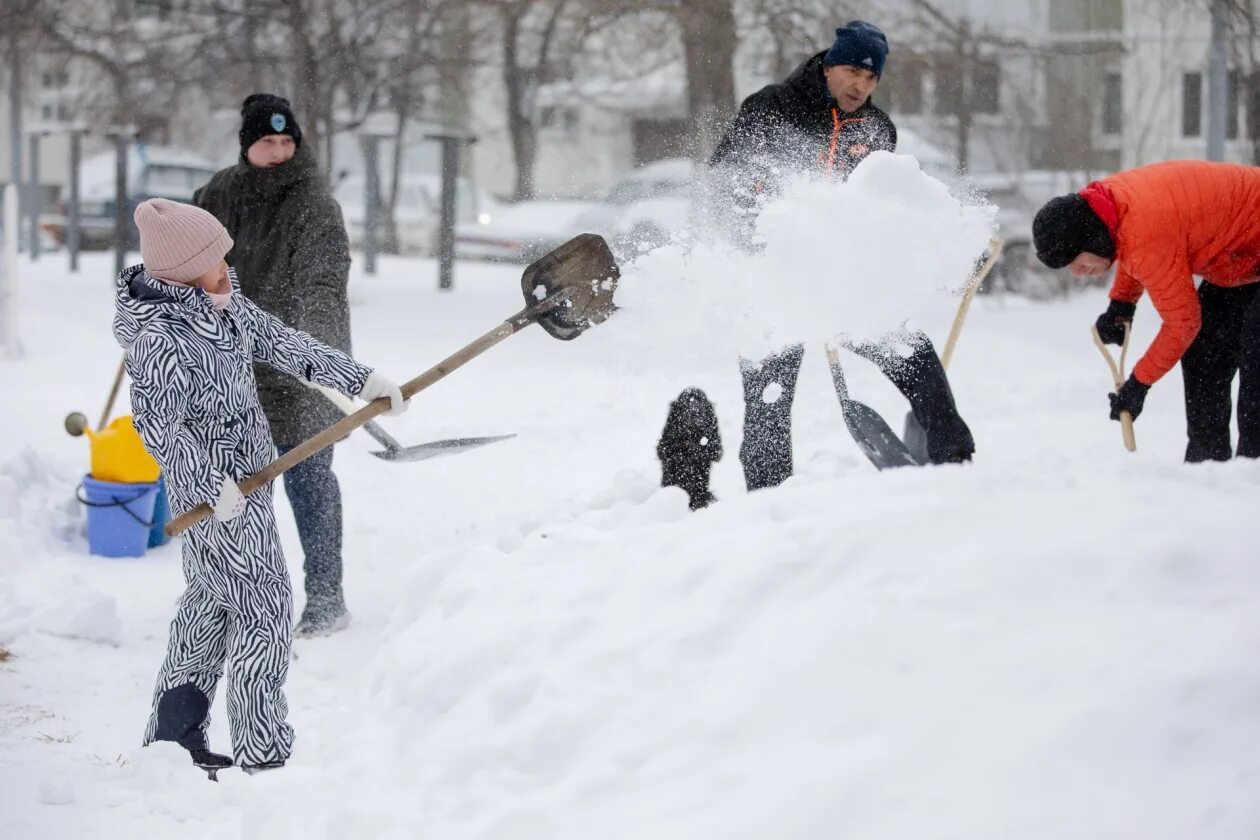 Строим снежную горку во дворе. Строим снежную горку во дворе. Горка из снега. Строим снежную горку во дворе. Снежная горка в детском саду.