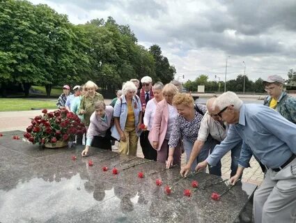 Отдать почести