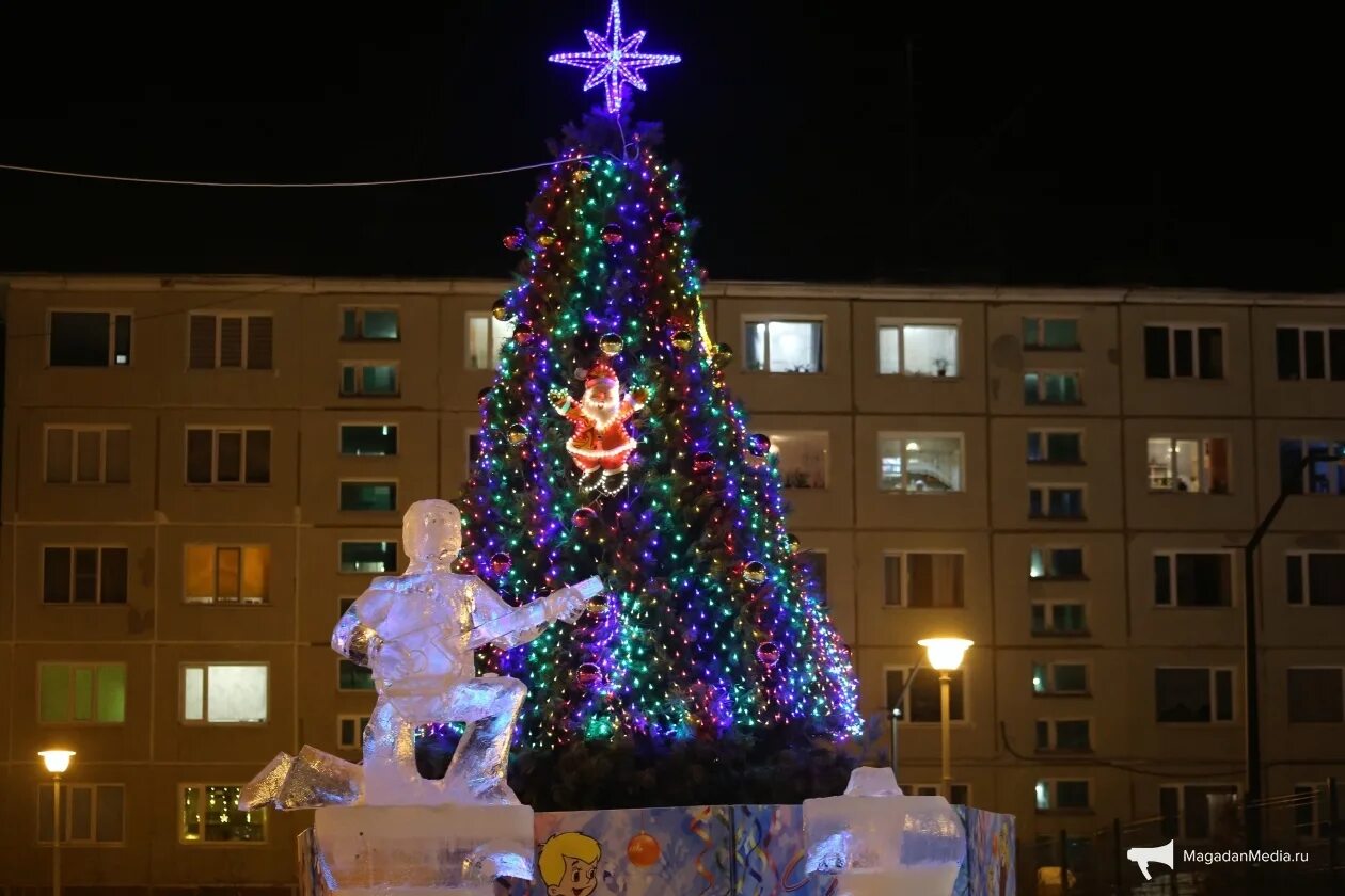 Во сколько в магадане новый год. Новогодний магадан. магадан новогодняя елочка 2007. магадан наряженная елочка на улице. новогодний магадан фото.