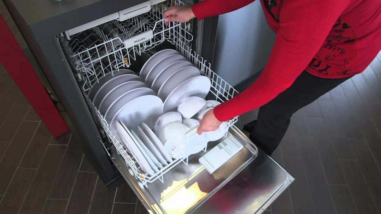 Разгружать посудомоечную машину. Unload the Dishwasher. Загружать посудомойку. Load/unload the Dishwasher.