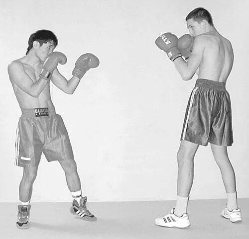 Правильная стойка в боксе для правши. Герасимович тайский боксер. Встречный удар боксера. Конфликтный человек. Картина боксер.