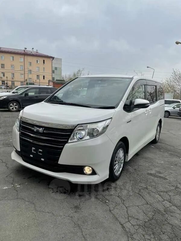 Тойота во владивостоке 2019 купить. Тойота Ноах 2015. Toyota Noah 1.8 Hybrid x Delight Plus. Toyota Noah гибрид Владивосток. Тойота Ноах гибрид АКПП.