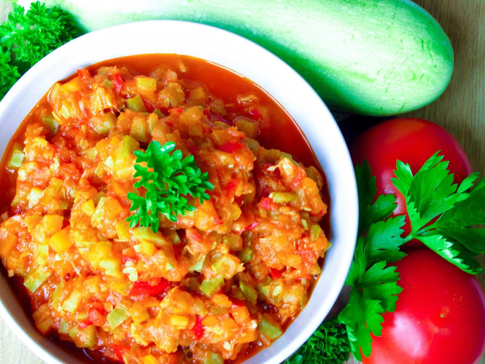 Простой рецепт икры из кабачков. Кабачковая икра кусочками. овощная икра. кабачковая икра кусками. пикантная икра из кабачков.