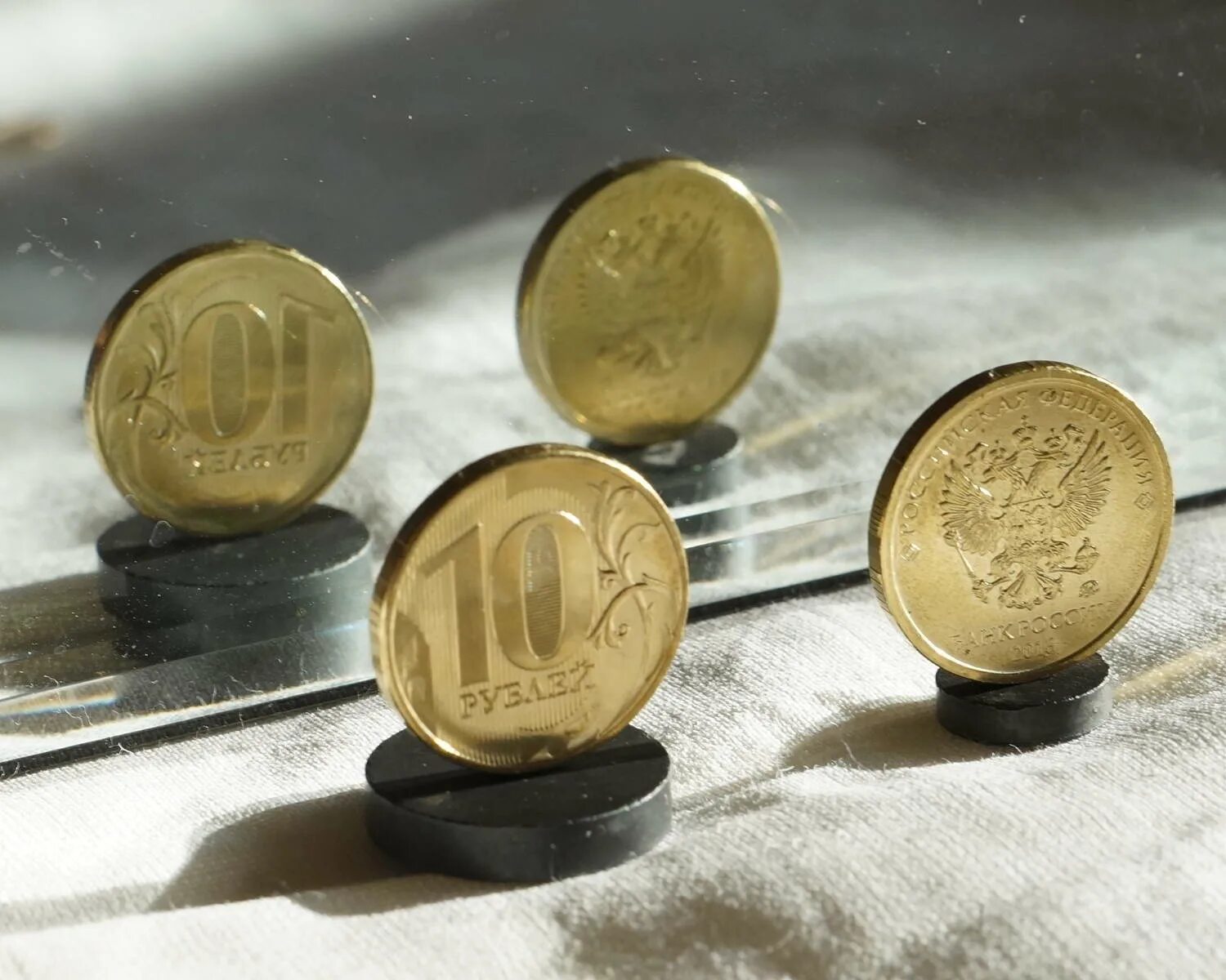 Подброшенная монета. Монеты на улице. Монетка на земле. Монетка на земле. Монеты в земле.