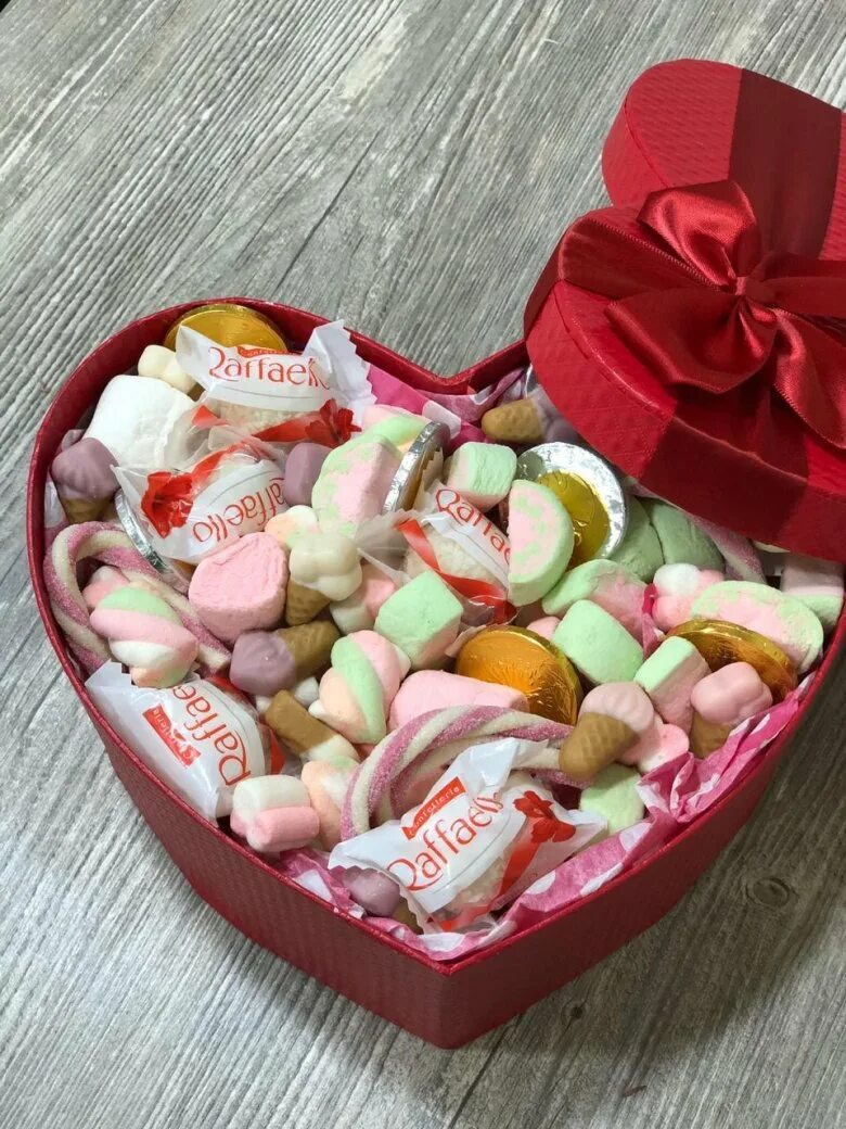 Цветы и конфеты в коробке своими руками. Конфетный букет шоколадка в цветах. Коробки конфет подарочные. Конфеты в коробке подарок. Конфетный букет в коробке.
