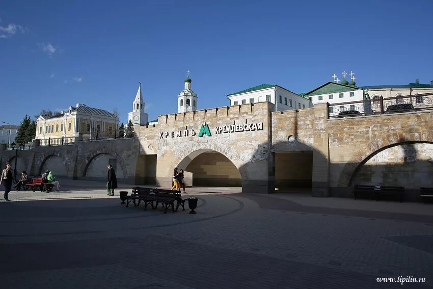 Метро кремлевская казань. Казанский Кремль станция метро. Кремлёвская (станция метро). Казань метро Кремлевская снаружи.