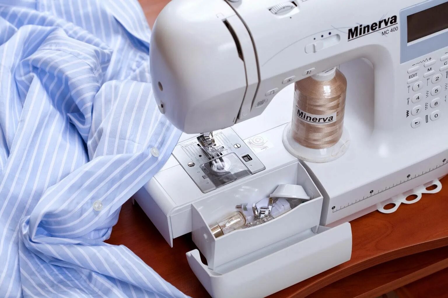 Выбор швейной машинки. Минерва швейная машинка производитель. Minerva Decor Expert челнок. Компьютеризированная швейная машина. Швейные машинки много.