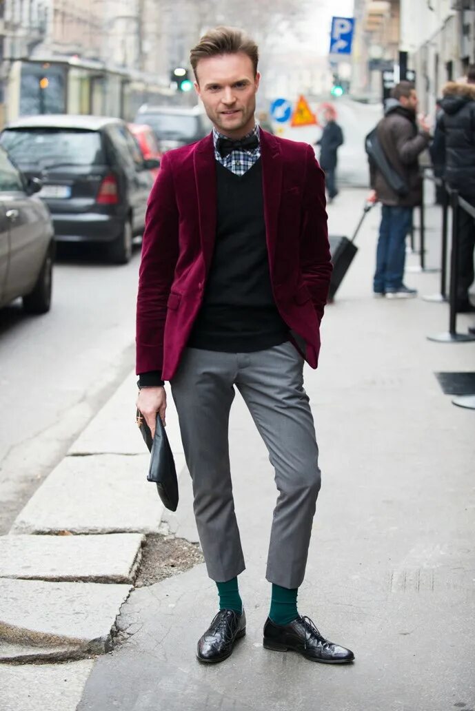 носят ли мужчины носки. лоферы с носками мужские. мужские сандалии с носками. джинсы с цветными носками. белые носки под брюки.