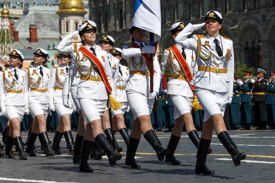 Девушки на параде. Девушки военные на параде. Женская парадная Военная форма. Женщины военнослужащие на параде.