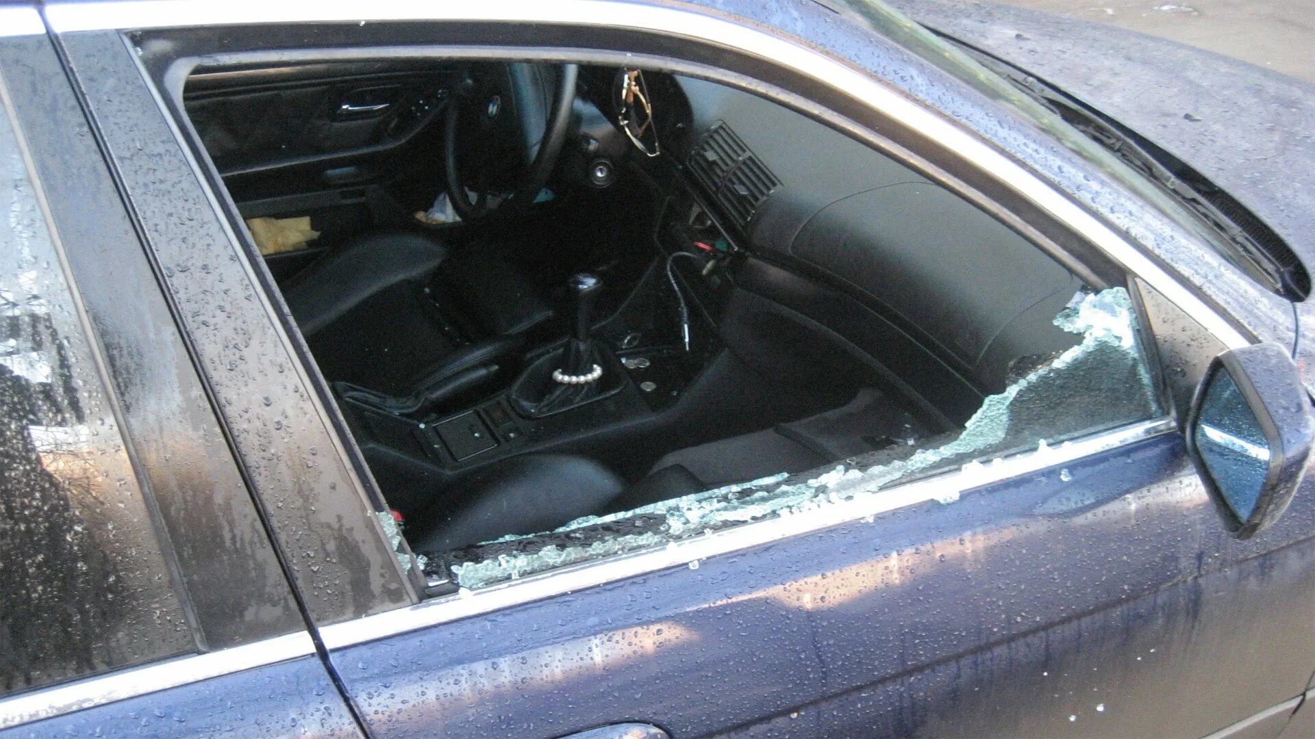 Разбили окно машины. Разбитое окно машины. Разбитое автомобильное стекло. Разбили стекло в машине. Разбить окно автомобиля.
