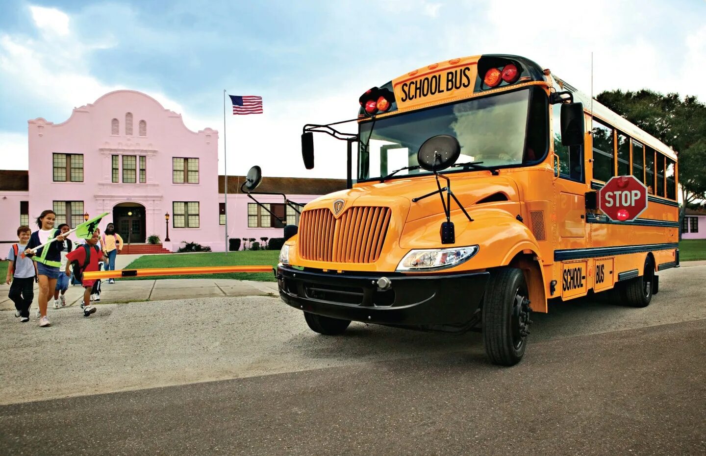 Автобус ис. Современный школьный автобус. Navistar School Bus. Авто в стиле школьного автобуса. Школьный автобус Рено.