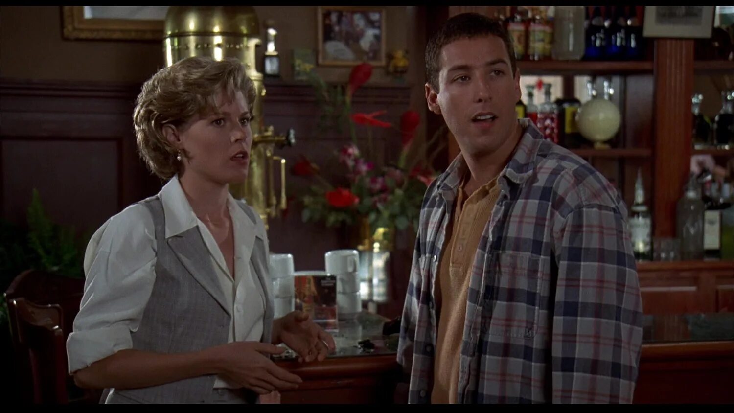 Кушать в кафе. Друзья и встречи. Диета средиземноморская. Девушка со здоровой едой. Девушка обедает в ресторане.