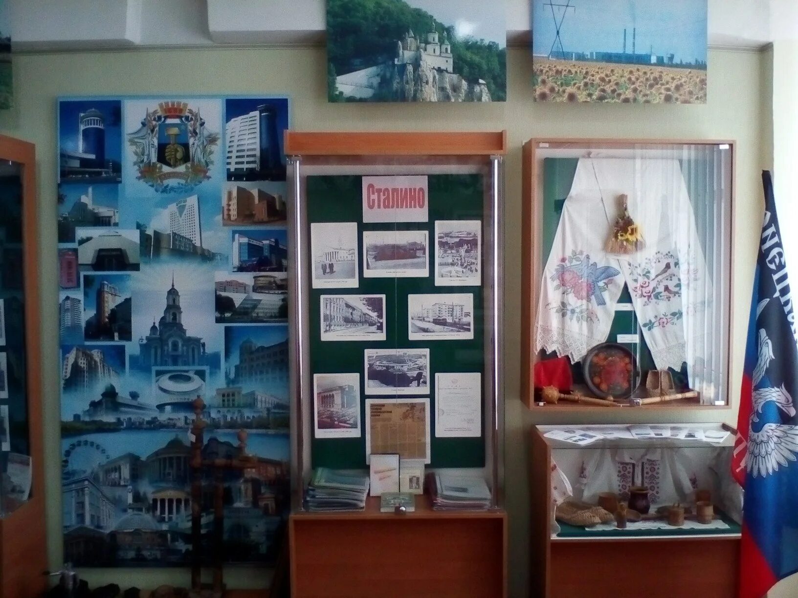 Школьный музей воинской славы. Уголок школьного музея. Уголок боевой славы в музее. Музей в школе. Музейная комната в доме культуры.