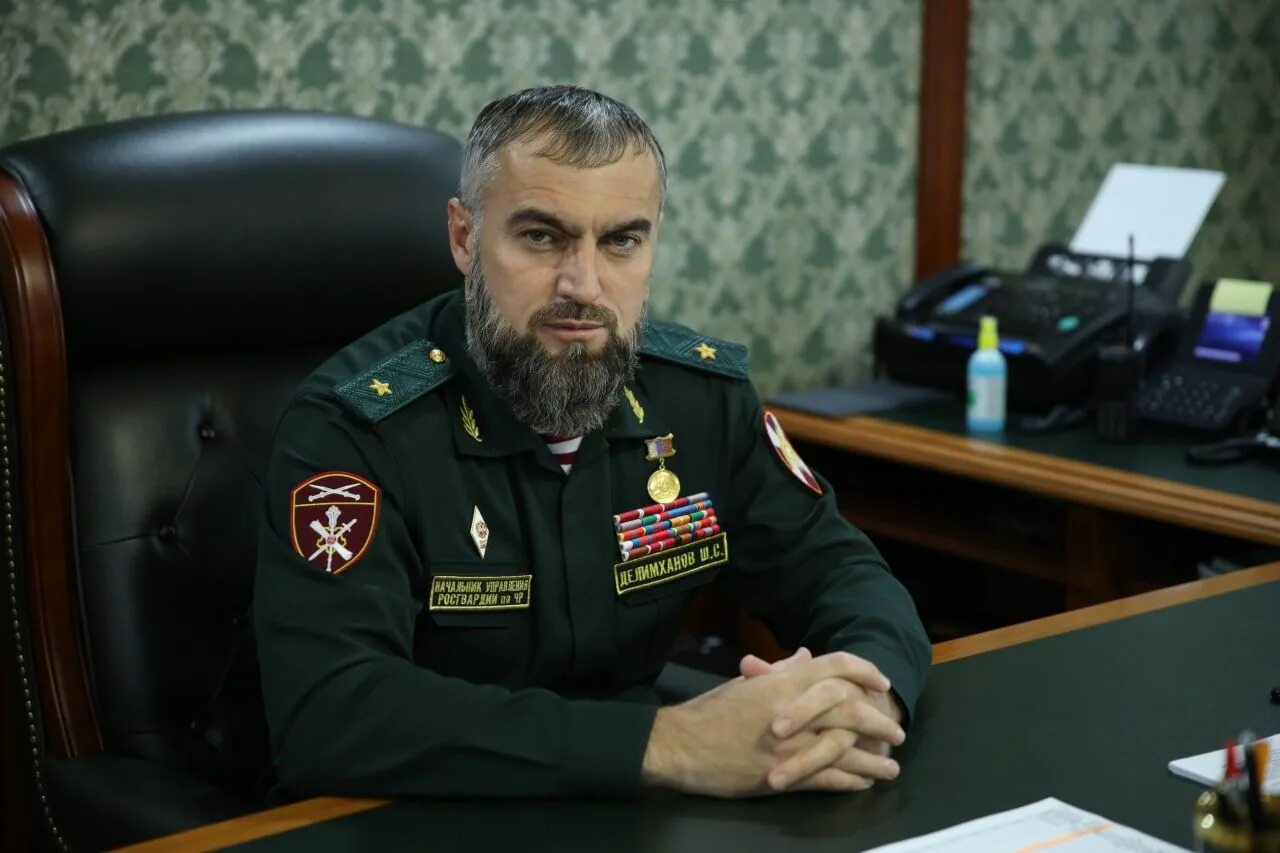 Делимханов шарип генерал. Делимханов шарип султанович генерал майор. Генерал-майор шарип делимханов. Алибек султанович делимханов. Шарип делимханов.