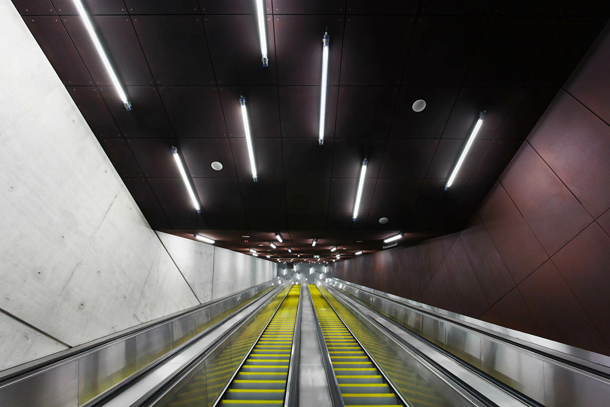 Станция метро Szent Gellért tér в Будапеште. Освещение метрополитена. Освещение на станции метро. Метро станция подсветка. Станция лайт с часами