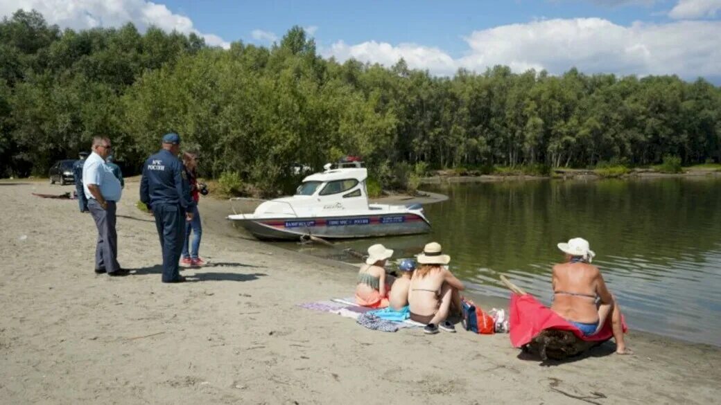 Спасательная алтая. Спасатель на пляже. Спасатели на воде. Пляж Барнаул. МЧС на воде.