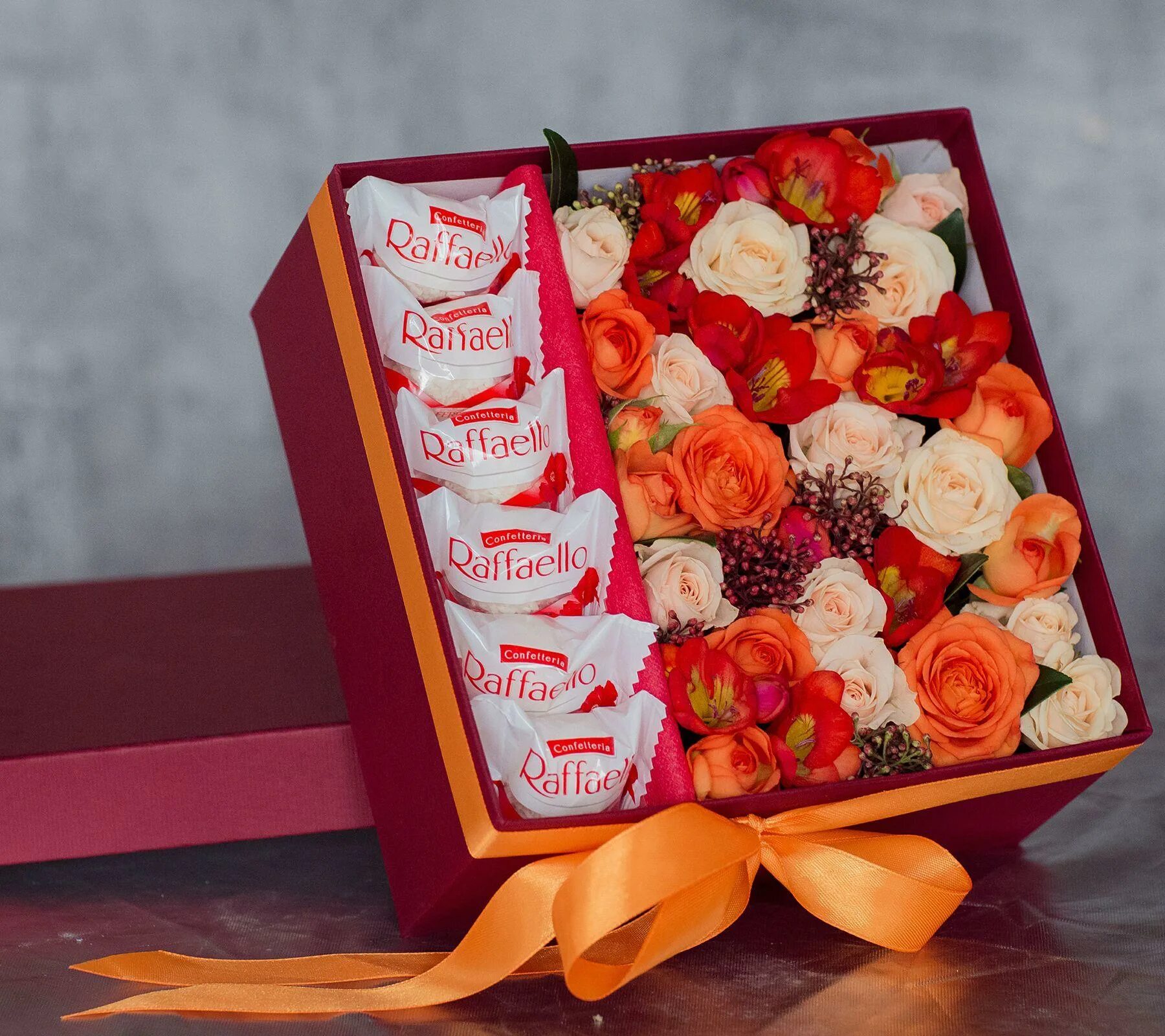 Подарки по цветам. Коробки с цветами и конфетами. Цветы с конфетами в коробке. Букет из конфет в коробке. Подарочные коробки с цветами и конфетами.