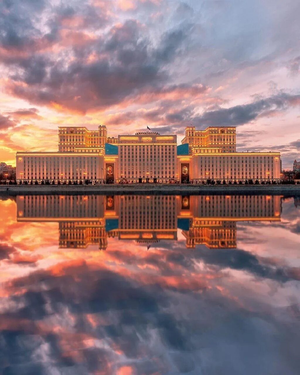 Матвеевское очаково зао. Закат очаково матвеевское. Рассвет набережные челны. Закат доказательство того что конец тоже может быть красивым. Закат в городе.