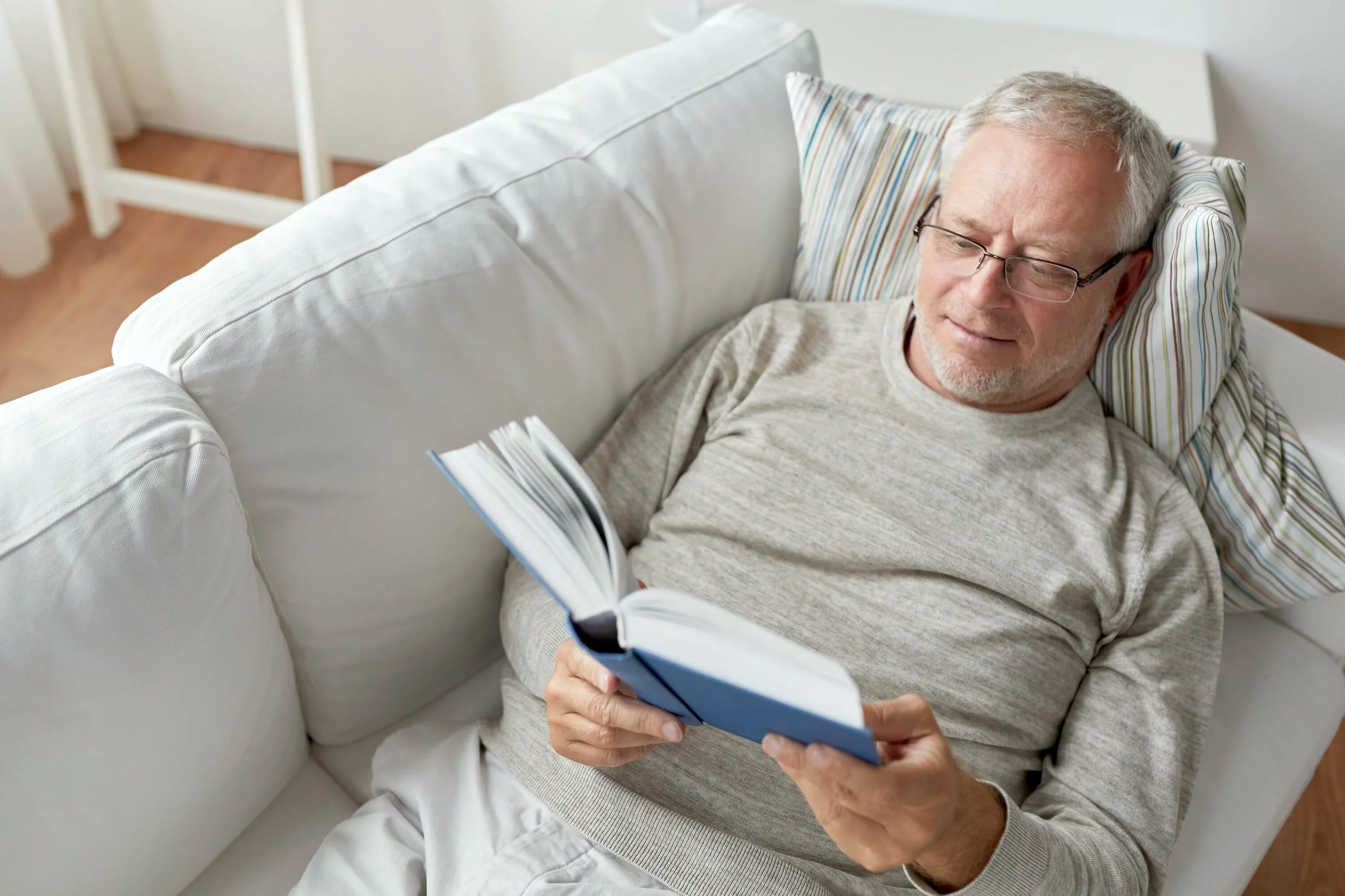 Мужчина старше читать. Диван для пожилых людей. Пенсионеры на диване. Пенсионер лежит на диване.