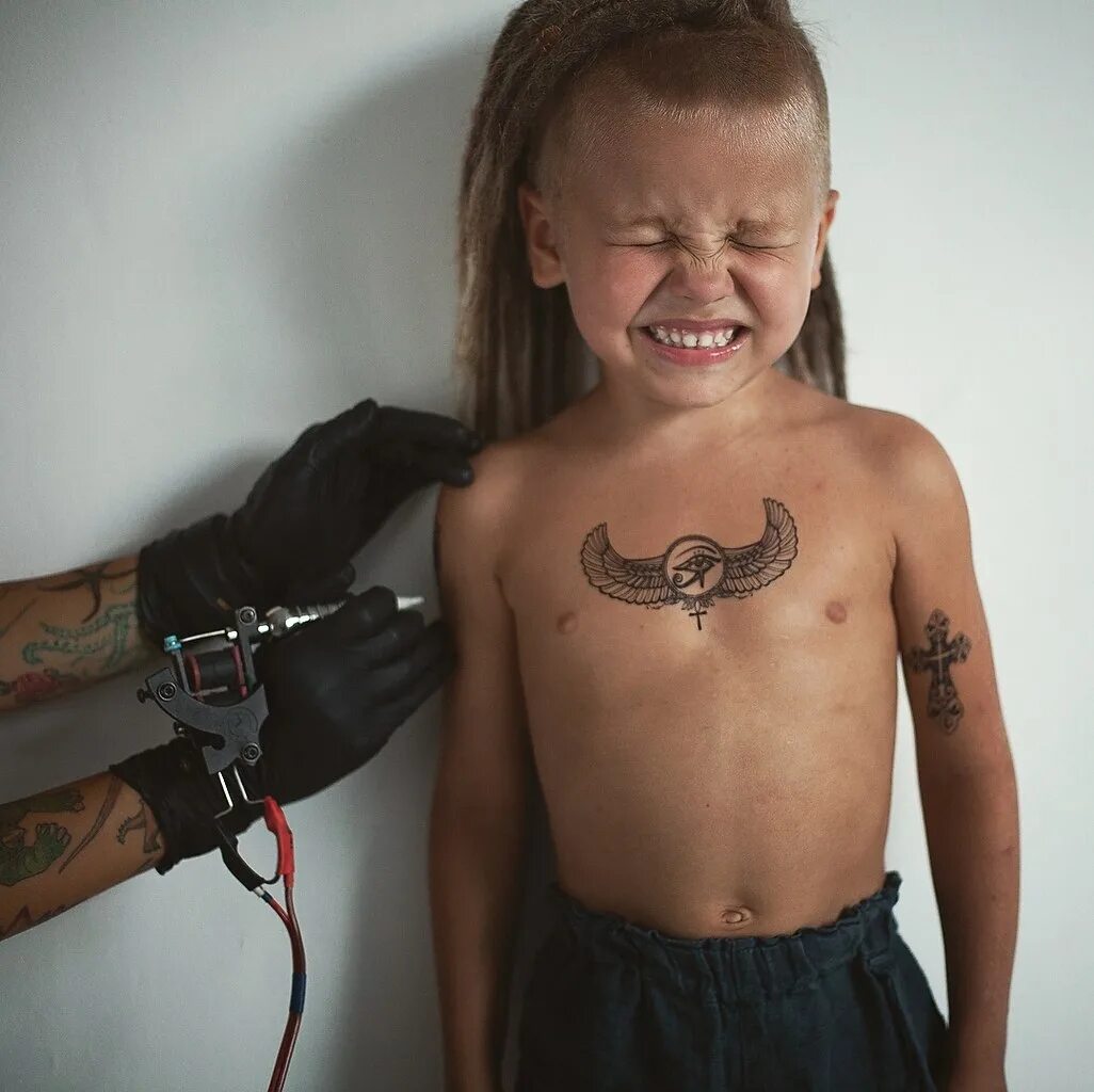 детское тату на руке. можно ли делать тату ребенку. тату для детей девочек. дети с настоящими татуировками. дети которые сделали татуировки.