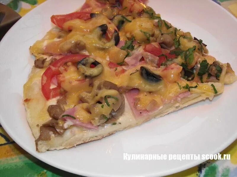 Пицца с грибами и колбасой. Пицца с грибами и колбасой и помидорами. Пицца с огурцами. Пицца домашняя с колбасой.