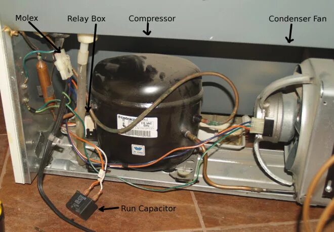 Холодильник перестал гудеть. Холодильник Индезит соединение компрессора. Реле холодильника Аристон Хотпоинт. Реле включения холодильника Индезит. Реле двигателя холодильника Хотпоинт Аристон.