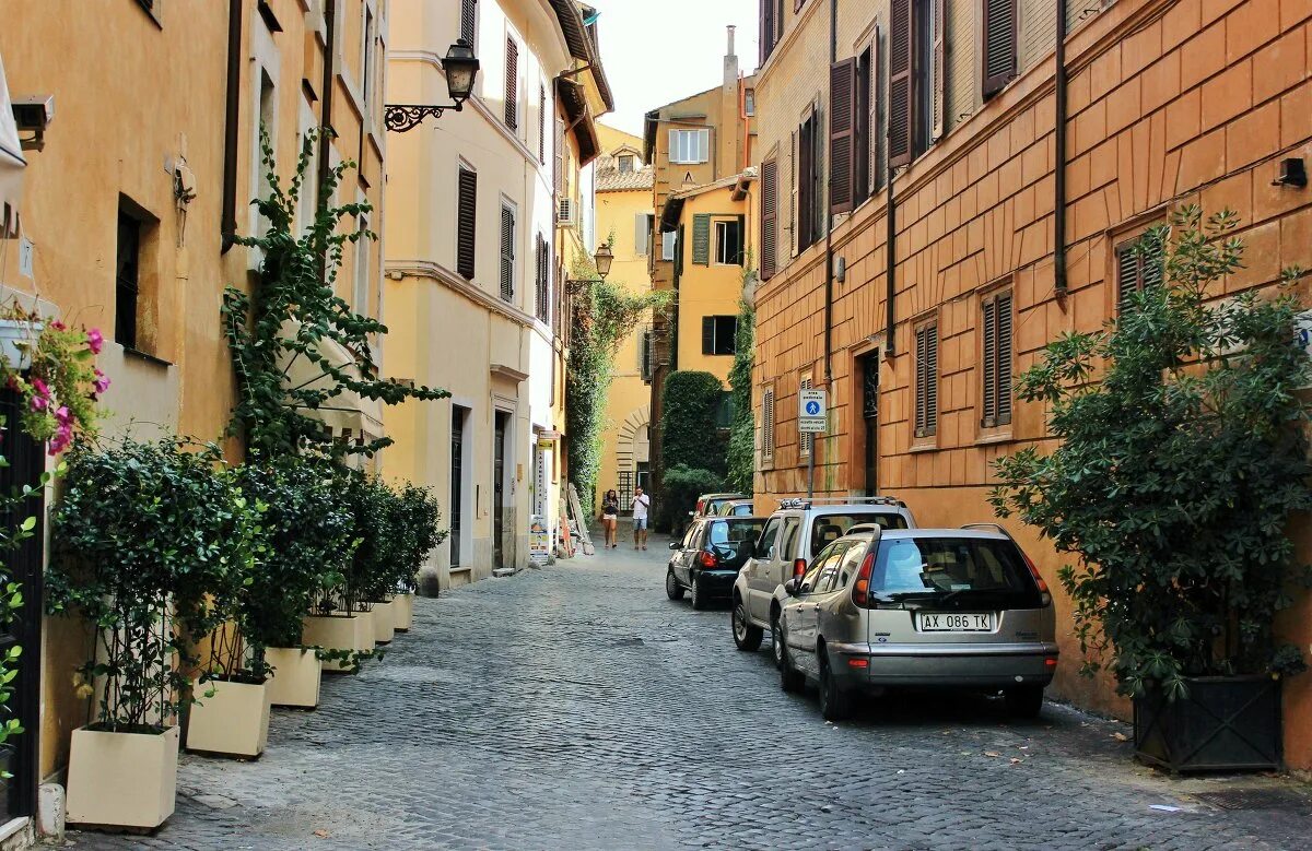 Фото улиц рима. Италия улицы рима. Италия столица рим улица. Рим столица италии самая узкая улица. Улицы рима архитектура.