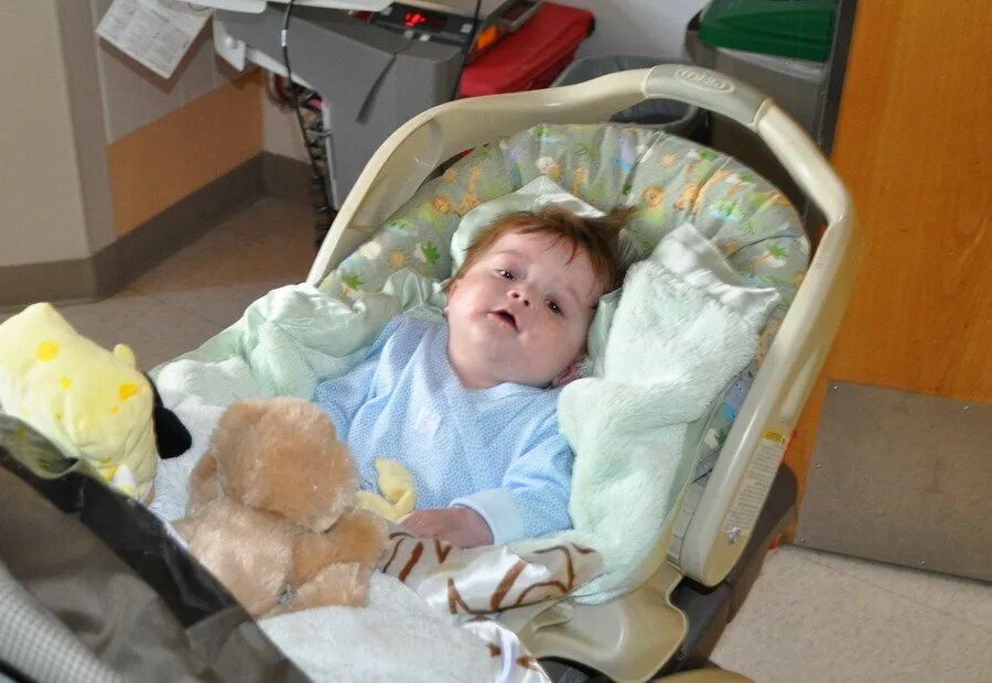 ребенку 3 месяца срыгивает фонтаном. срыгивание ребенка после кормления. причины срыгивания у грудничков. почему ребенок часто срыгивает. ребенку 3 месяца срыгивает фонтаном.