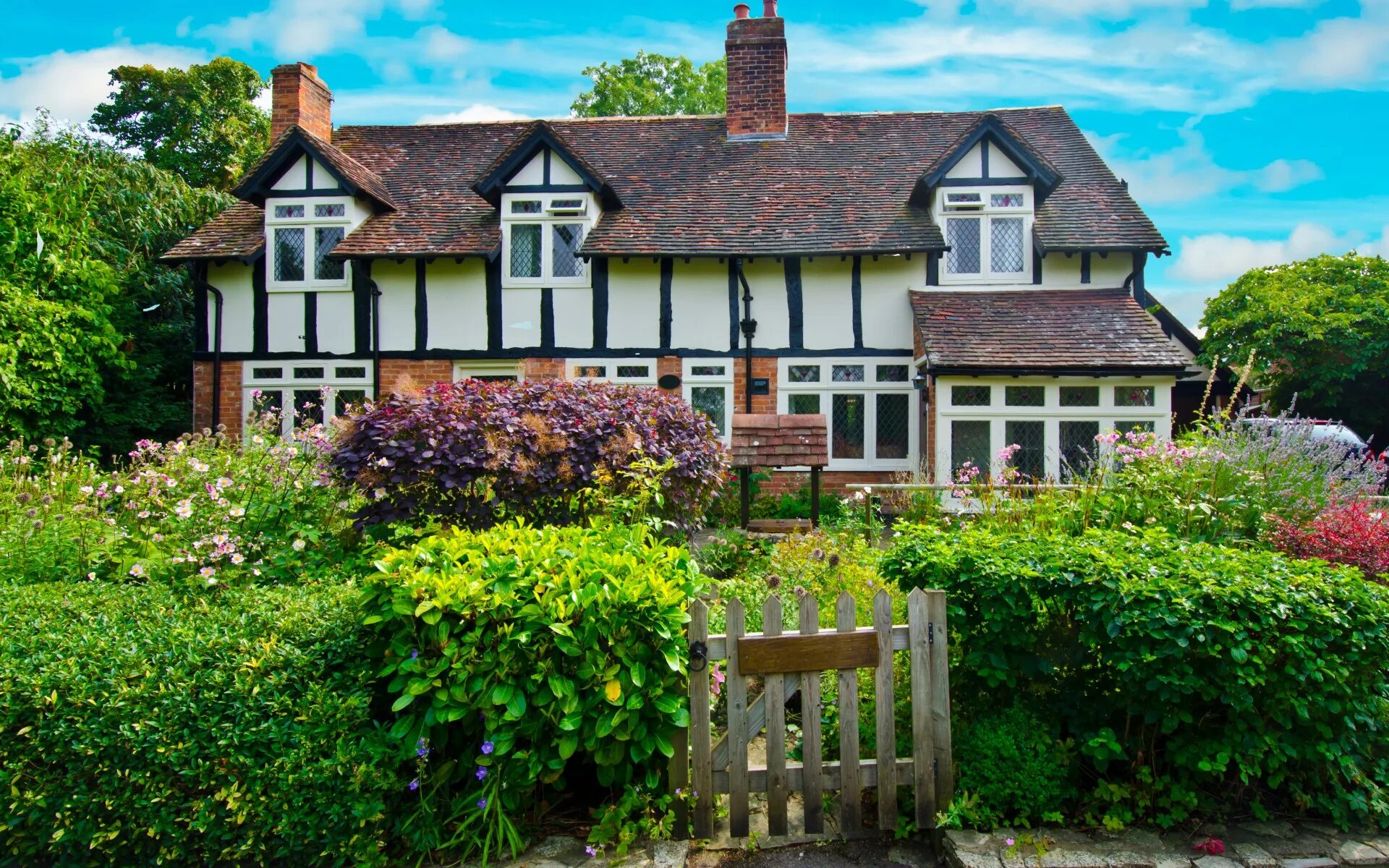 Английские дома презентация. Старинная английская деревня Тюдор. Semi-detached House в Англии. Деревня Касл комб Англия. Английские домики с садом каменный Джейн Остен.