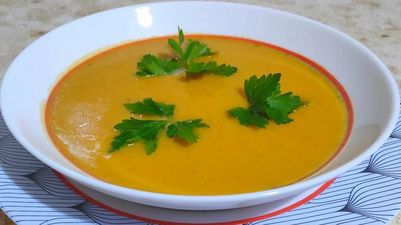 Чечевичный суп турция. Мерджимек чорба. Крем суп из чечевицы. Чечевичный крем суп. Суп пюре из чечевицы со сливками.