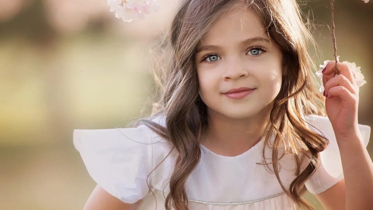 Маленькая девочка улыбается лес. Улыбались девочки песня. Портрет улыбающейся девушки. Фотопортреты детей. Ребенок улыбается.