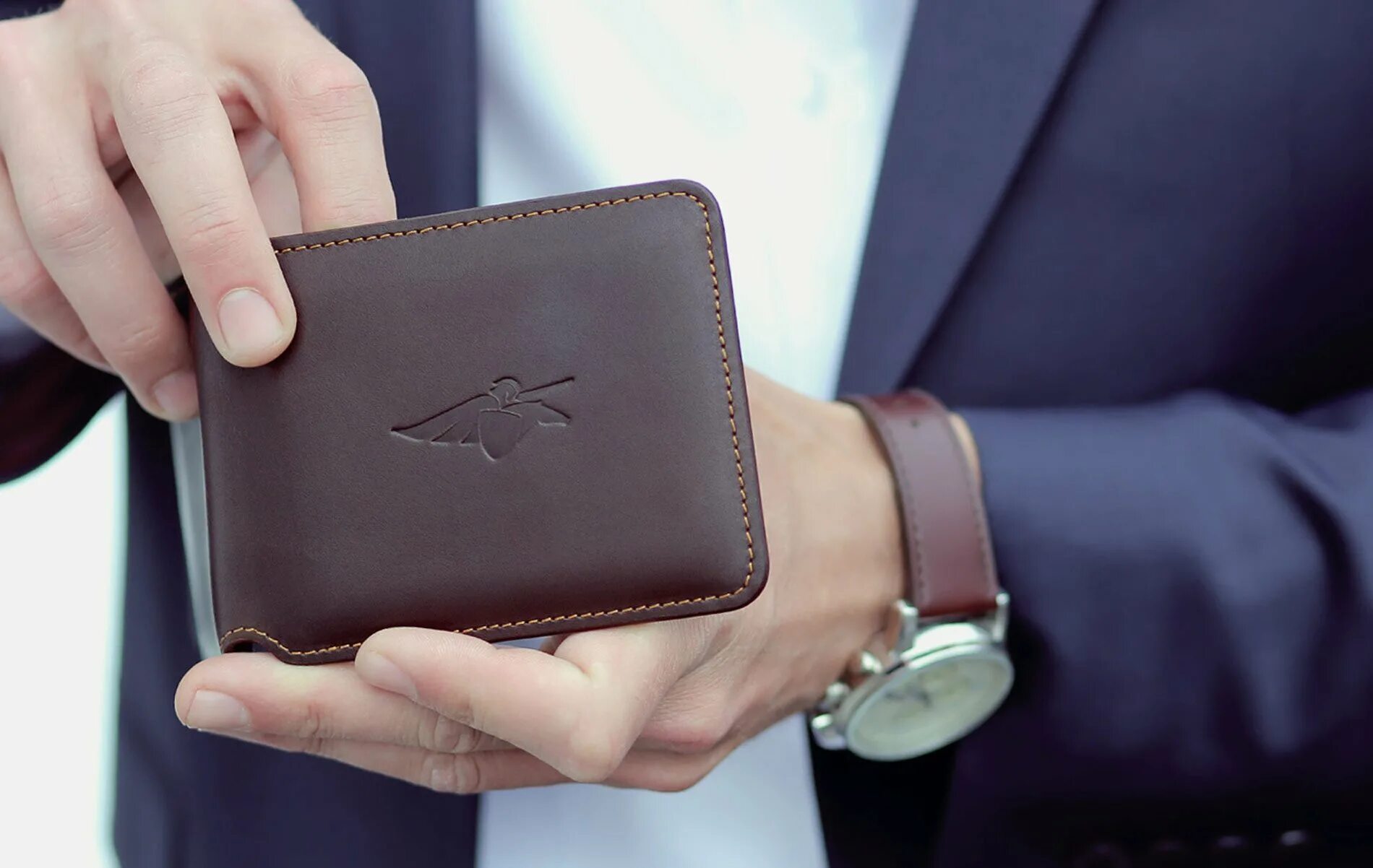 Smart view wallet case. Volterman bifold. бумажник в руках. volterman smart wallet. умный кошелек.