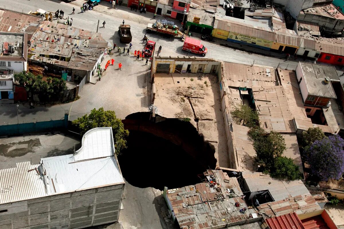 Карстовая воронка гватемала 2020. City hole. Карстовая воронка в гватемале 2010г. Карстовый провал в гватемале. Карстовая воронка, гватемала (2010).