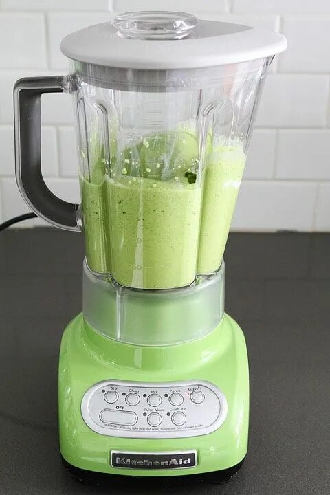 Смузи каким блендером. Зелень в блендере. яблоки в блендере. kitchenaid для смузи. блендер apple.