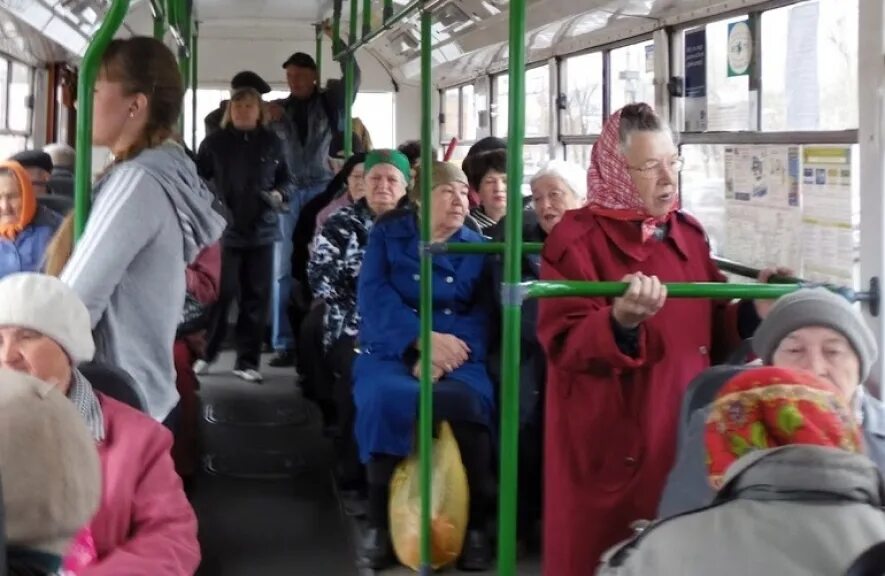 Проезд пенсионеров в общественном. Бабушка в автобусе. пенсионеры в общественном транспорте. бабки в общественном транспорте. бабушка в троллейбусе.