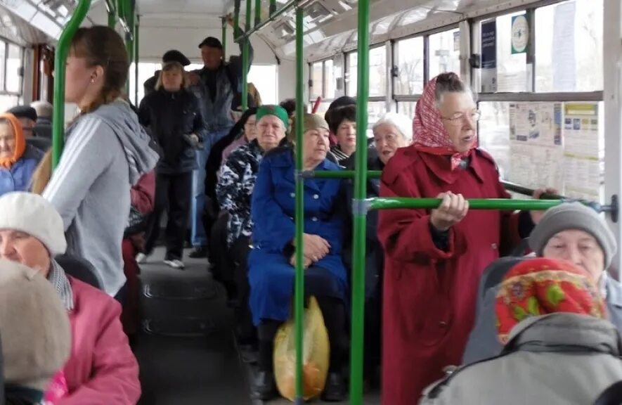 Бабки в автобусе. Пенсионеры в общественном транспорте. Пенсионер в троллейбусе. Пенсионеры в автобусе. Московские льготники