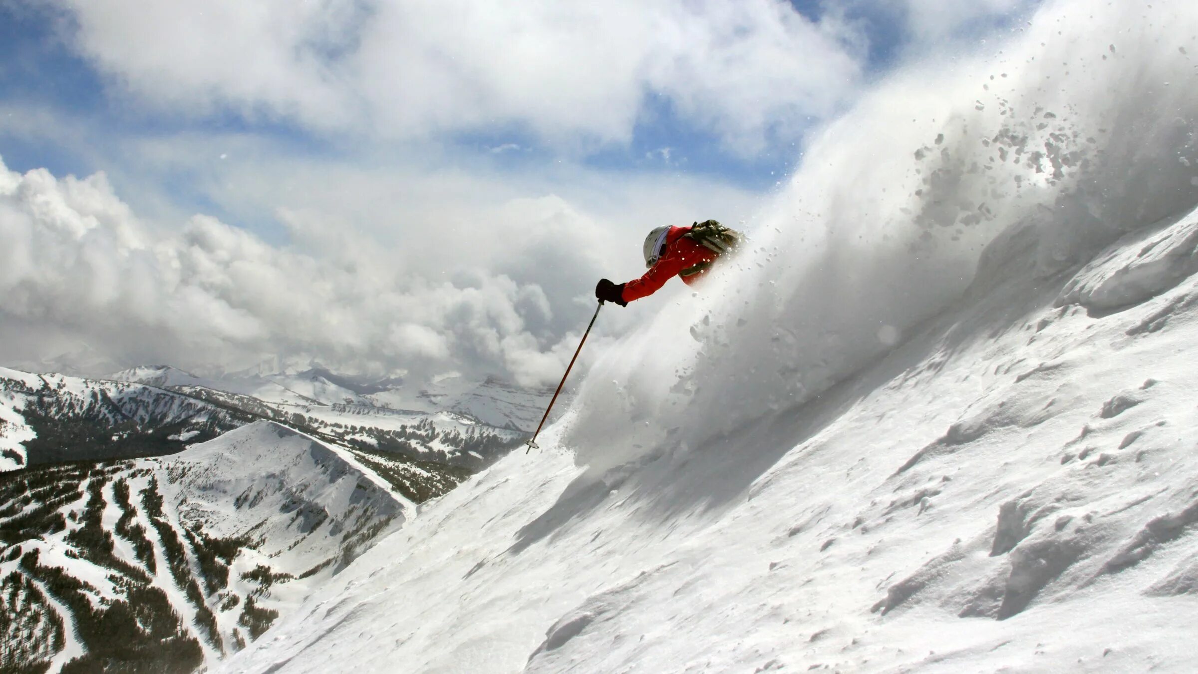 Спуск с горы. Лыжи картинки. С крутого гребня холма съезжают лыжники. Лыжник на склоне. Лыжи на плечо.