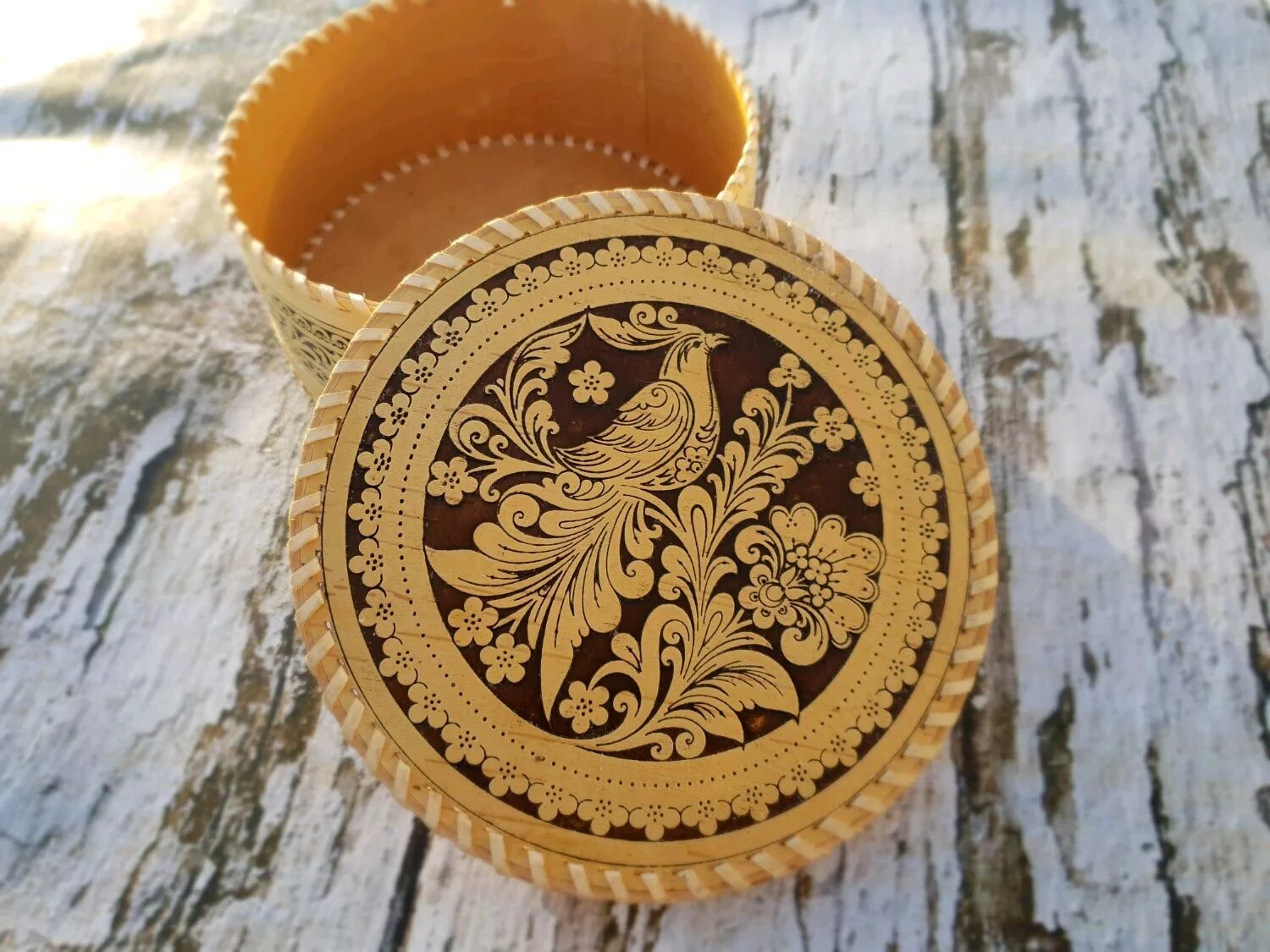 Шемогодская резная береста. Шемогодская прорезная береста орнамент. Тиснение и резьба по бересте. Шемогодская прорезная береста шкатулка. Тарелочка из бересты.