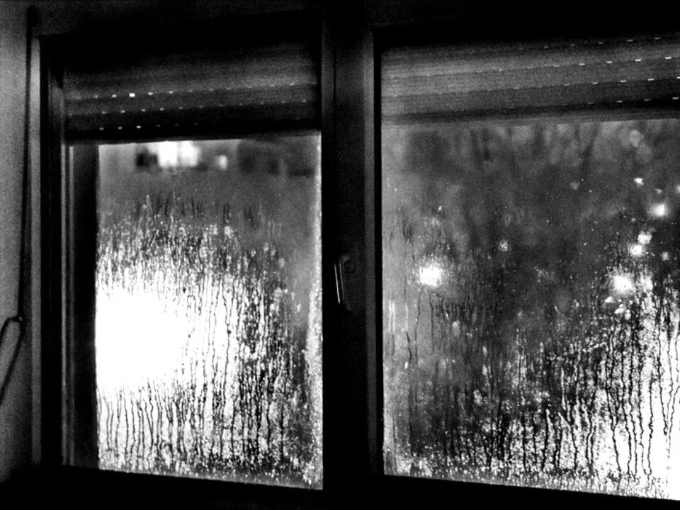 Дождь на окнах слова. Дождь за окном. Отражение в окне. Дождливое окно. Дождь в окне.
