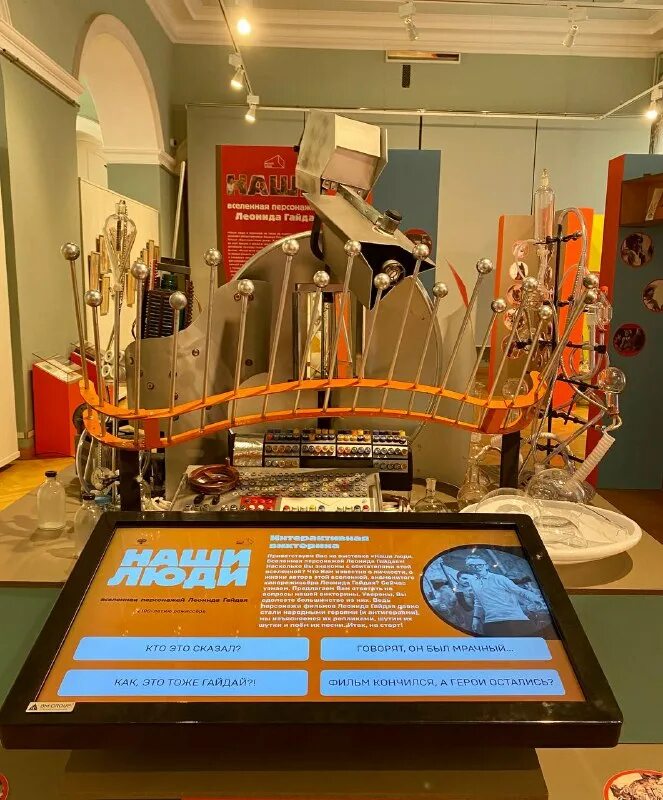 леонид гайдай операция ы. выставка гайдая на вднх. выставка гайдая на вднх. гайдай юбилей. книжная выставка на день рождения леонида гайдая.