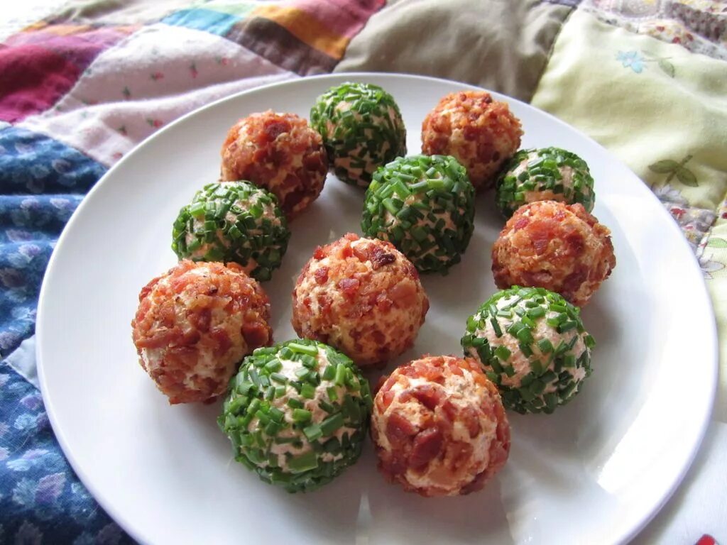 Рецепты закусок сырные шарики. Сырные шарики васаби. Рецепты закусок сырные шарики. Сырный шар. Новогодние закуски в виде шариков.