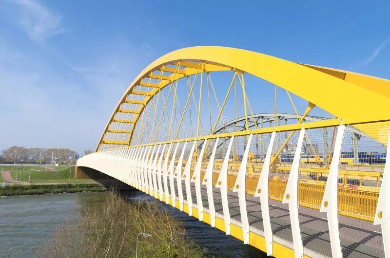 Свод моста. Желтый мост Истра. Трубчатый мост. Мосты с желтым уголком. Манавгатский жёлтый мост.