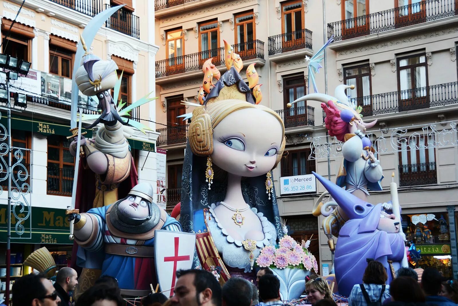 Лас фальяс праздник огня. Праздник лас фальяс в испании. Валенсия фестиваль лас фальяс. Las fallas в валенсии. Las fallas.