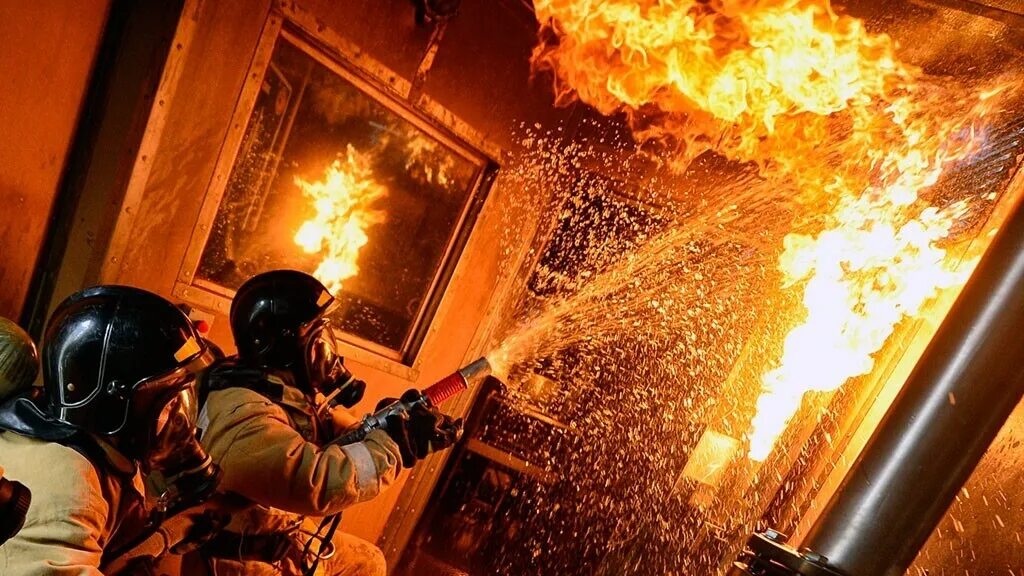 Тушение пожара внутри здания. Пожар в квартире. тушение пожара в доме. пожарные в горящем доме. пожарные на пожаре.