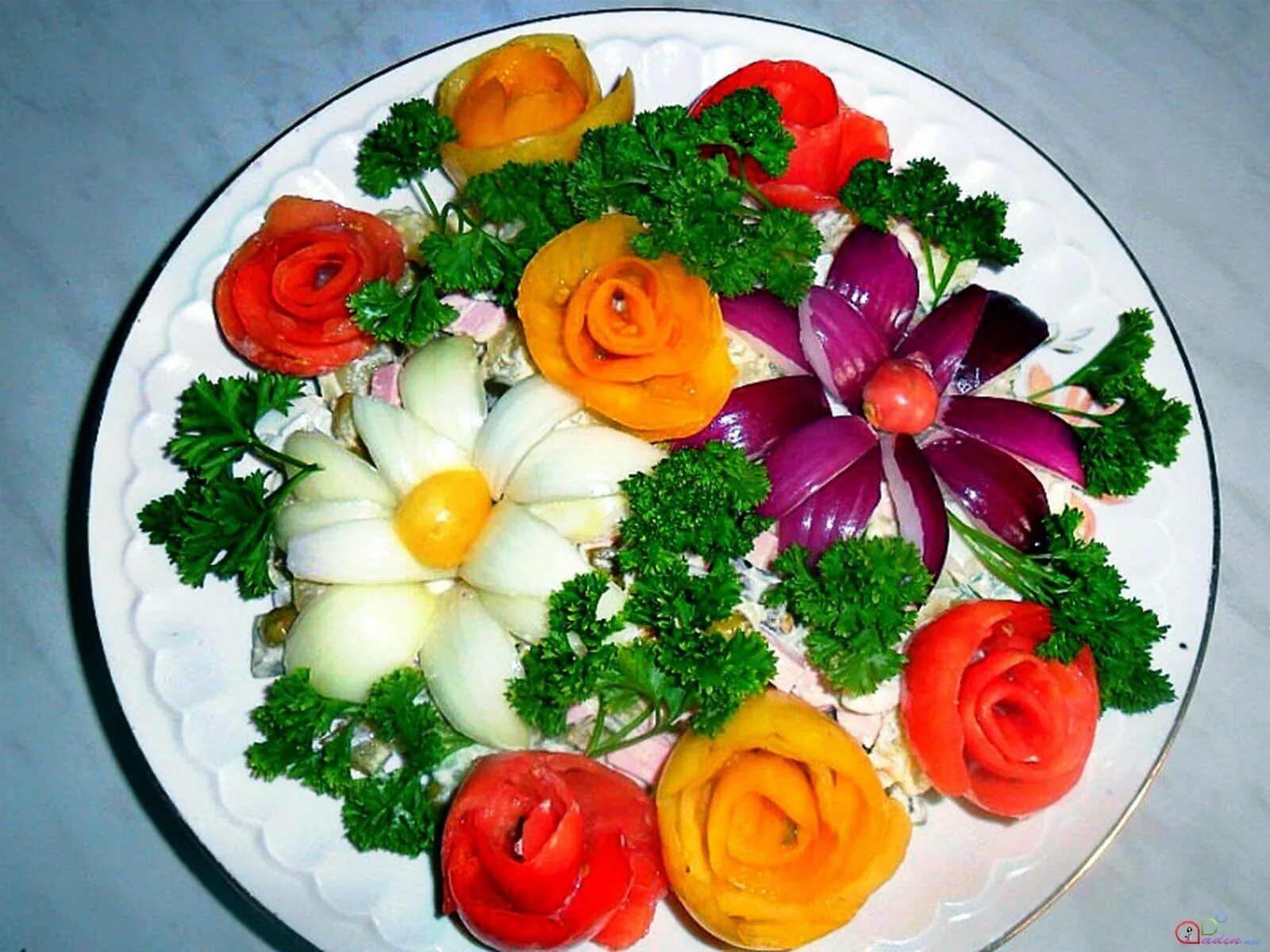 Салат украшение стола. Украшение салатов. Украшение салатов на праздничный стол. Красивое украшение салатов для праздничного стола. Украшения из овощей.