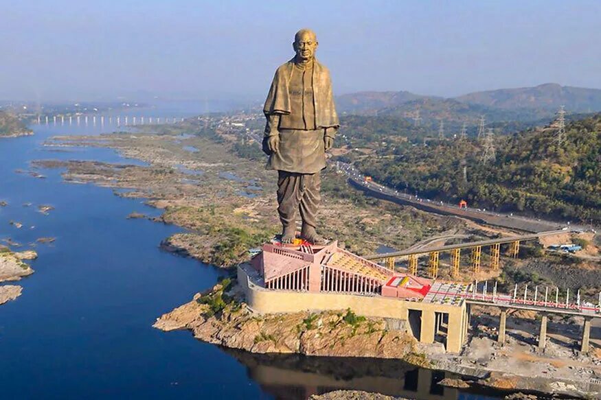 Самый большой памятник. Статуя Валлабхаи Пателя. Статуя единства Валлабхаи Патель. Статуя единства в Индии. Статуя единства Гуджарат.