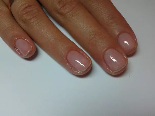 прозрачное покрытие ногтей. бесцветный маникюр. прозрачные ногти короткие. бесцветный лак для ногтей. покрыть бесцветным лаком.