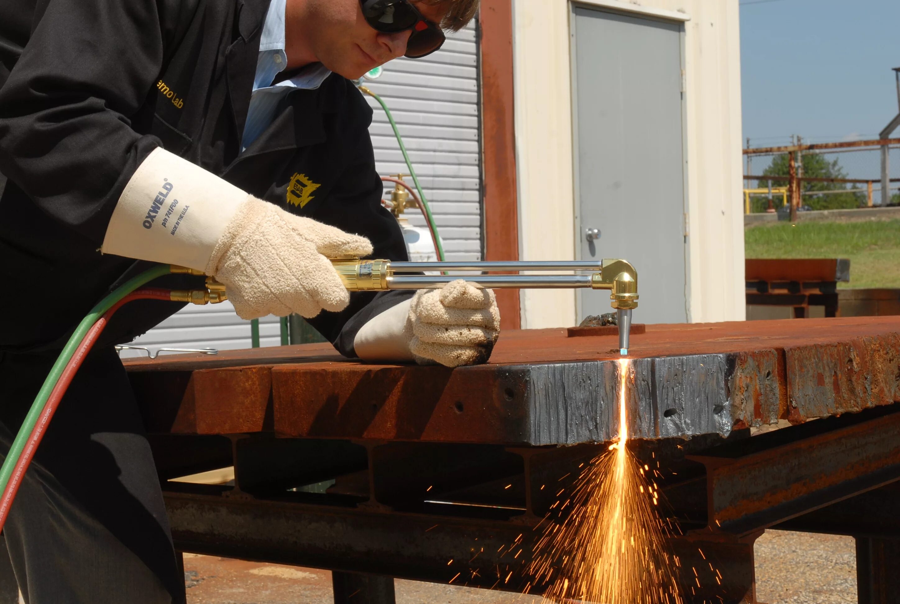 Gas cut. Ручная газовая резка. Плазменная резка металла. Газовый резак к cg1-30. Газовая ацетилено-кислородная сварка.