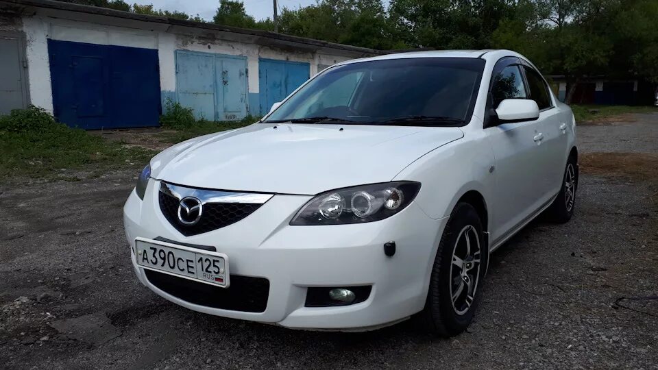 Купить mazda владивосток. Мазда Аксела 2007. Mazda Axela 2007 седан. Мазда Аксела седан белый. Мазда Аксела 2007 год.