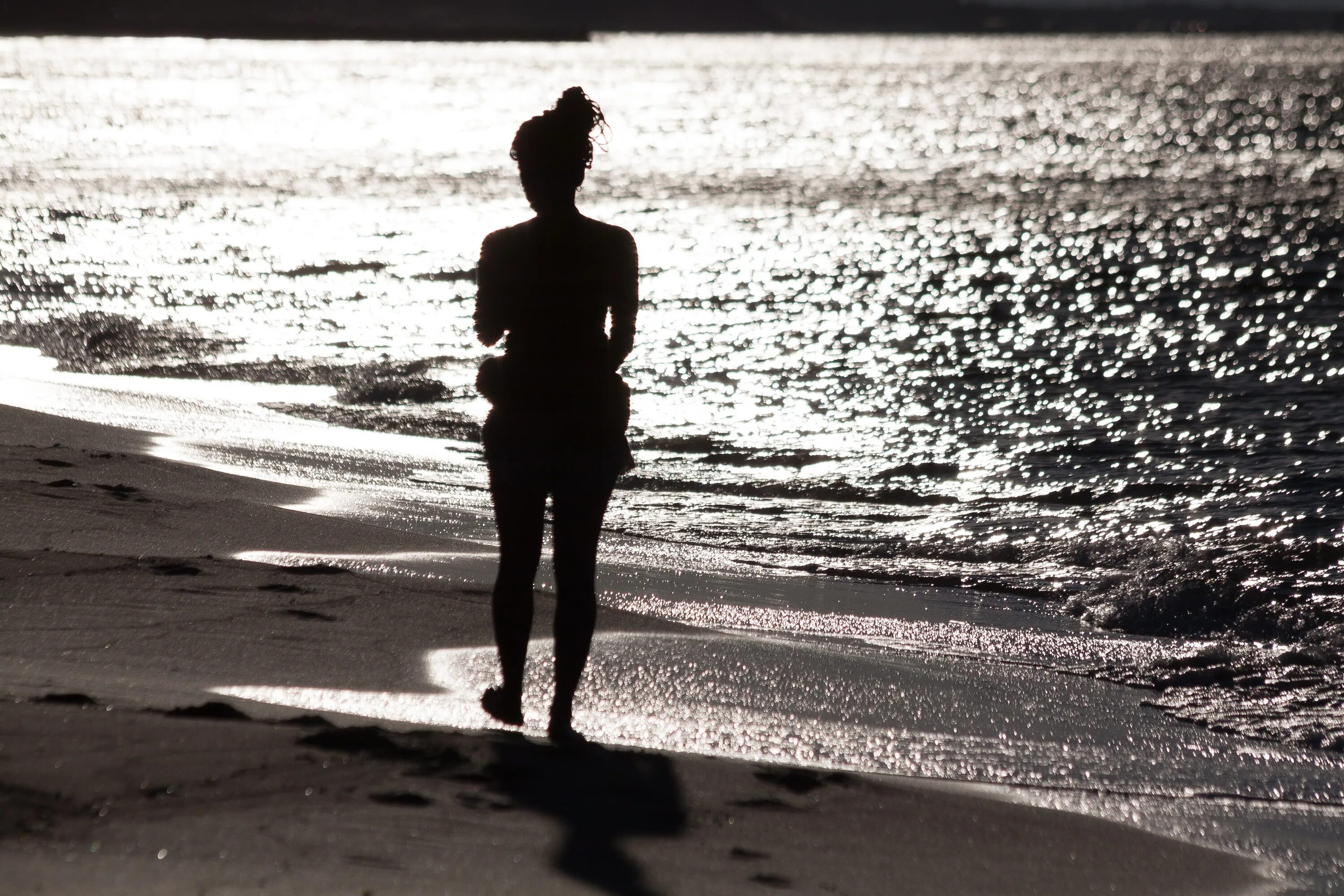 Держаться в тени. Девушка на берегу моря. Женщина со спины. Силуэт уходящей женщины. Силуэт девушки со спины.